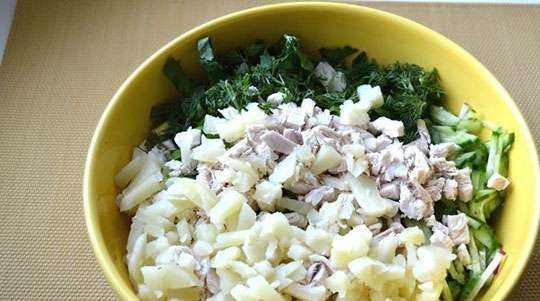 1. Этап. Окрошка (классический рецепт) на кефире: Также отварите картофель в мундире. Потом его остудите, почистите и нарежьте кубиками. Добавьте к остальным ингредиентам.