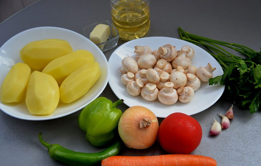 1. Этап. Тушеная картошка без мяса: Подготовьте ингредиенты.