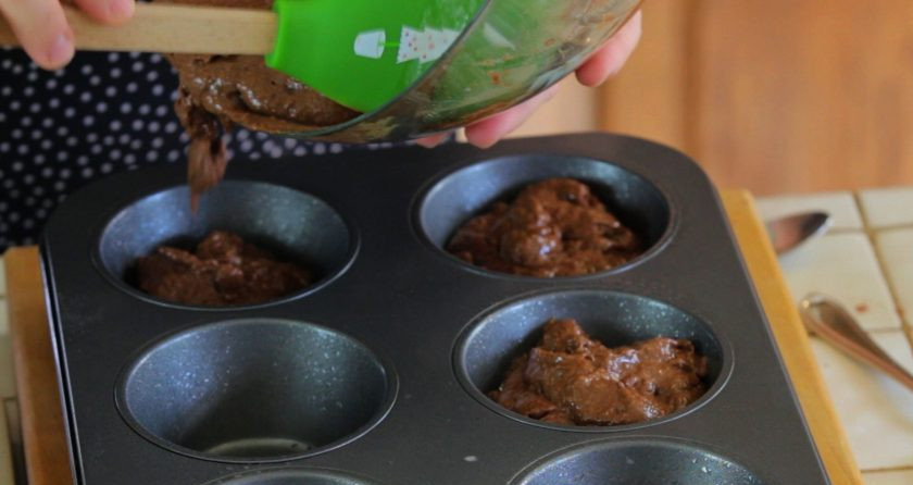 1. Этап. Маффины Двойной шоколад: 6. Потом влейте тесто в формочки. Отправьте их в духовку при 220 градусах на 5 минут.