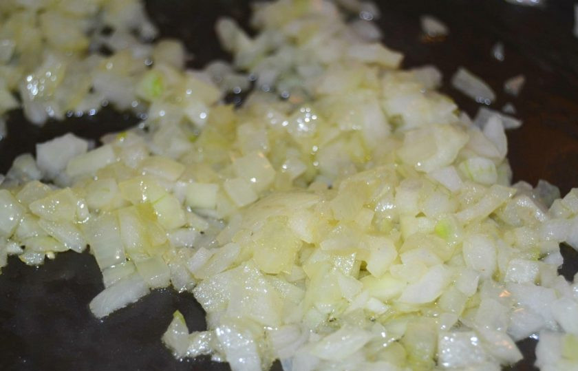 1. Этап. Картофельные зразы с начинкой из фарша: 6. В сковороде разогрейте 2 ложки растительного масла. Выложите лук и обжарьте его до готовности.