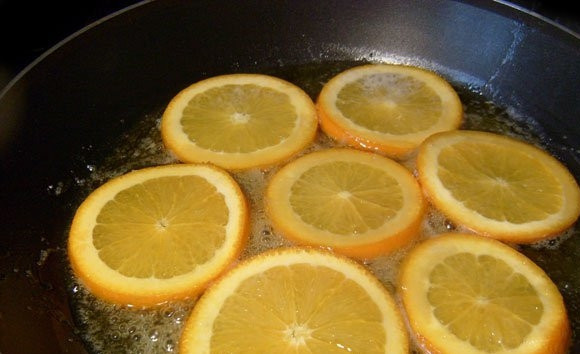 1. Этап. Куриная печенка: На другой сковороде обжарьте апельсин в сливочном масле. Сверху насыпьте сахар. Готовьте кружки, постоянно их переворачивая.