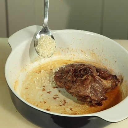 1. Этап. Баранина в йогурте: Во время приготовления мяса время от времени обливаем его выделяющимся жиром. Спустя 40 минут достаем мясо из духовки, добавляем рис и оставляем в покое.