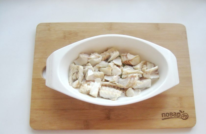 1. Этап. Заливное из минтая: Отварной минтай разберите, удаляя косточки и шкурку. Выложите мякоть рыбы в форму.