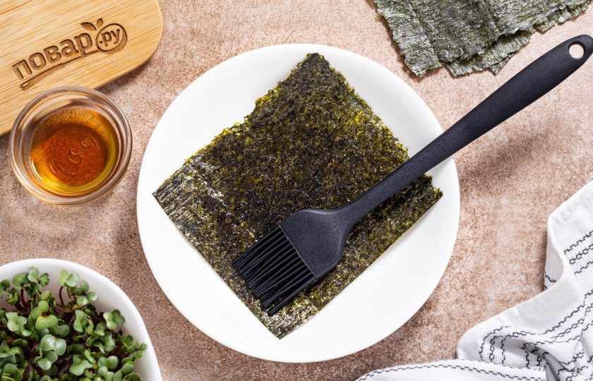 1. Этап. Фурикакэ: Листы нори нарежьте на 4 части, затем смажьте с двух сторон кунжутным маслом.