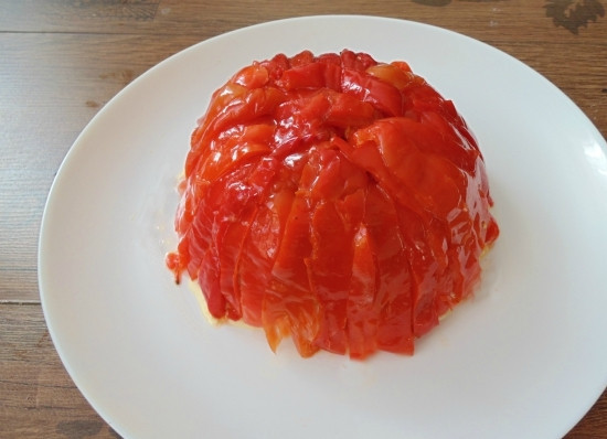 1. Этап. Салат Шапочка Деда Мороза: 8. А теперь самое интересное - украшение. Полосочками перца накройте салатик.