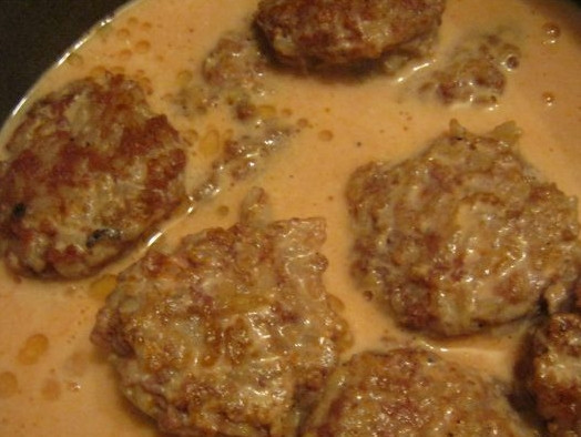 1. Этап. Куриные ежики: 3. Дальше перекладываем ежиков в казан вместе с остатками масла, добавим сметану, воду и томатную пасту, а также специи по вкусу. Тушим на небольшом огне под крышкой 20-30 минут.