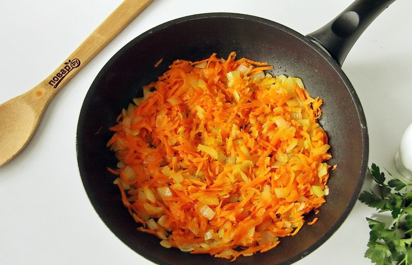 1. Этап. Борщ для детей: Обжарьте овощи до мягкости и отправьте в кастрюлю.