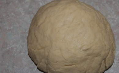 1. Этап. Пирожки с печенью в духовке: 6. Теперь можно переходить к тесту. Яйца взбить с сахаром и щепоткой соли. Дрожжи растворить в теплом молоке и влить к яйцам. Постепенно всыпать муку, чтобы получилось эластичное тесто. Вымесить его около 10-15 минут, а затем оставить примерно на час.