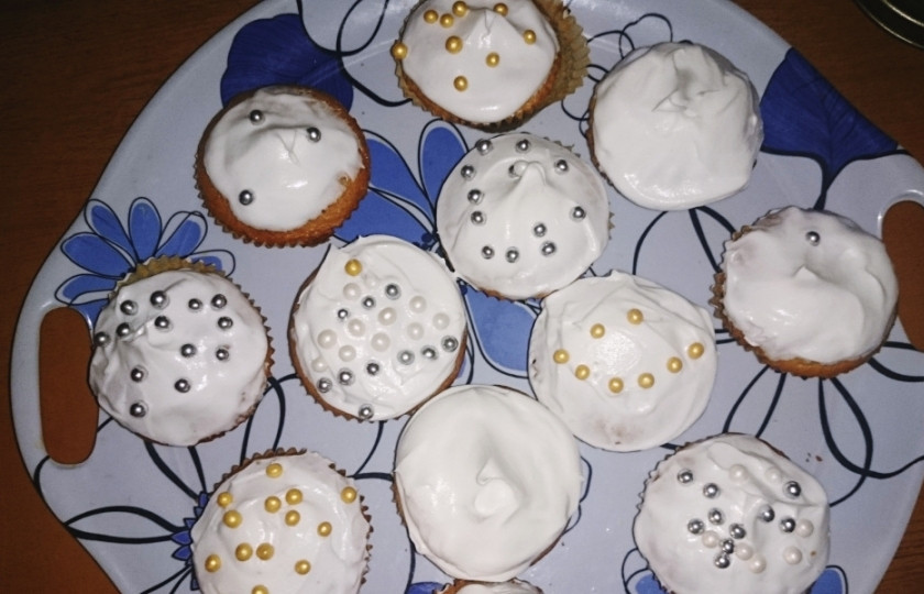 1. Этап. Новогодние капкейки Зимняя сказка: Разведите глазурь согласно инструкции и нанесите на капкейки. Затем украсьте декоративной посыпкой для печенья (я выбрала золотые и серебряные жемчужины).