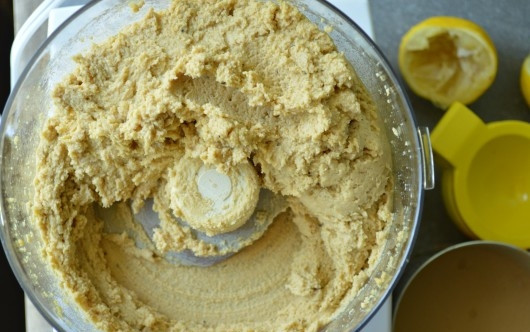 1. Этап. Нутовая паста: 5. Небольшими порциями добавляйте сохраненную воду, чтобы добиться консистенции однородной пасты. Перед подачей можно дополнить закуску зеленью и чуточкой оливкового масла.