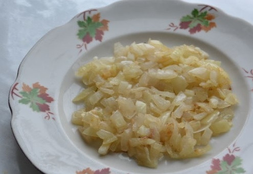 1. Этап. Гранатовый браслет салат без свеклы: Мелок нарезанный репчатый лук слегка обжарим.