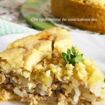 Мясной пирог с рисом, луком, яблоками