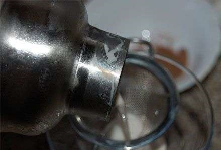 1. Этап. Коктейль с бренди: 7. Через сито переливаем напиток в бокал.