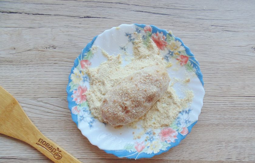 1. Этап. Зразы с горохом: И сразу обваляйте зразы в панировочных сухарях.