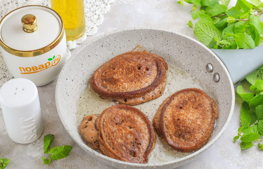 1. Этап. Шоколадные оладьи на кефире: Убавьте нагрев до среднего и переверните оладьи на другую сторону. Обжарьте еще 2-3 минуты и выложите их на тарелку. Таким образом обжарьте и оставшиеся оладушки.