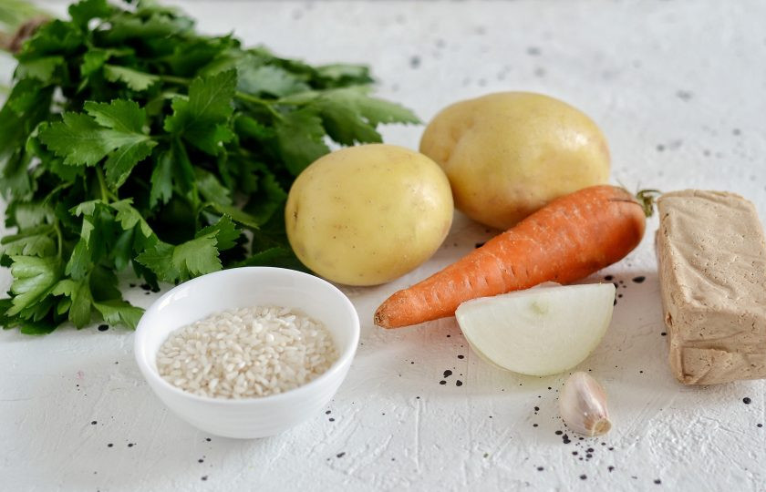 1. Этап. Рисовый суп без мяса: Подготовьте все ингредиенты.