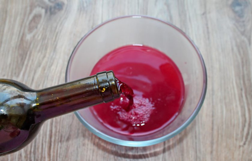 1. Этап. Брусничный глинтвейн: Снимите с огня, процедите и отожмите. Влейте в миску с напитком красное вино.