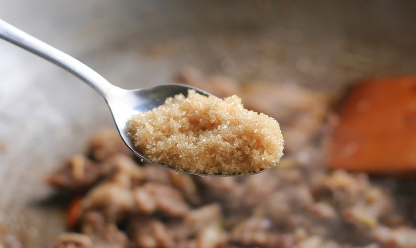 1. Этап. Чапче: В стеклянную лапшу налейте кунжутного масла, добавьте коричневого сахара. Затем добавьте коричневого сахара. Когда мясо будет почти готово, или даже уже готово, добавьте лапшу и потушите всё вместе около 3 минут. Подавайте украсив рубленным зелёным луком.