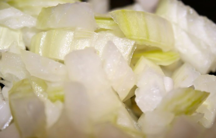 1. Этап. Баранина с макаронами: Репчатый лук также чистим и нарезаем на небольшие кубики.