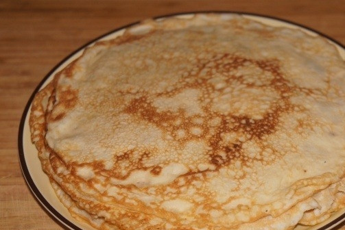 1. Этап. Рулеты из блинов с семгой: Испеките несладкие блины по своему любимому рецепту. Для рулета нам понадобится 6 блинов большого размера (диаметром 22-24 см.).