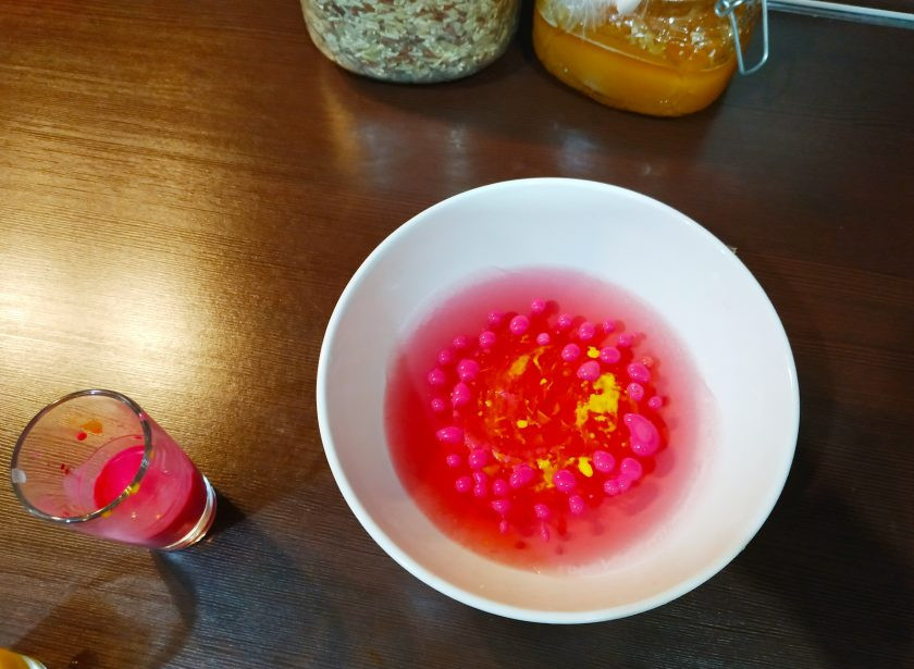 1. Этап. Праздничное желе: Проделайте такие операции со всеми цветами. Капельки, которые будут проступать на поверхности, аккуратно уберите ложкой.