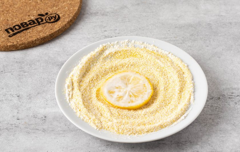 1. Этап. Жареные лимоны: Смажьте кружки лимона сметаной, обваляйте в панировке. Встряхните, чтобы слой панировки был тонким.