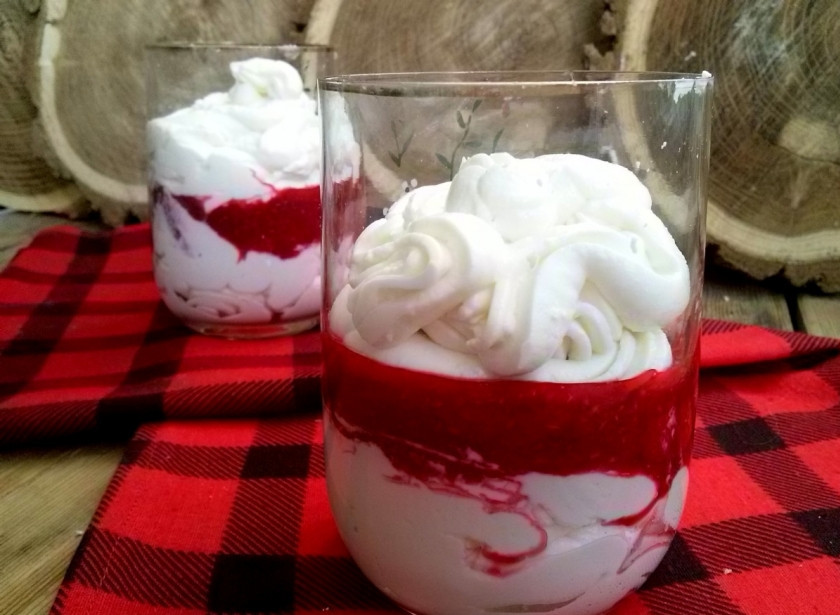 1. Этап. Творожно-малиновый десерт: Разложите оставшийся творожный крем.