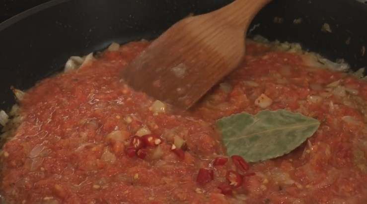 1. Этап. Голубцы в виноградных листьях: 5. 3 ст. ложки жареного лука и перца переложите в отдельную миску. В сковороду, где они готовились, добавьте капусту, а через пару минут — томатную пасту. Также положите лавровый лист и 1 красный перец-огонек.