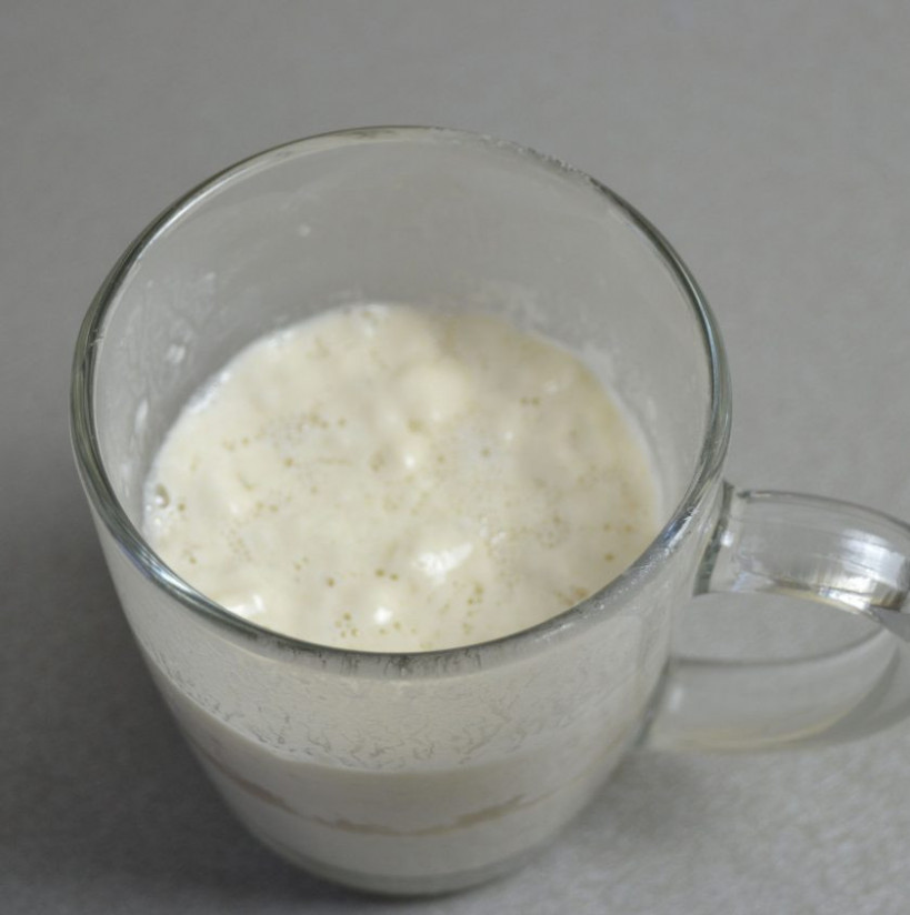 1. Этап. Диетический хлеб без дрожжей: На опаре появилась шапочка из пузырьков, можно ставить тесто на хлеб.