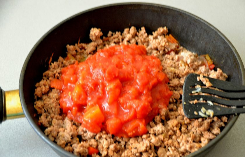 1. Этап. Шепардский пирог: Выложите на фарш томаты и тушите под крышкой в течение 5 минут.