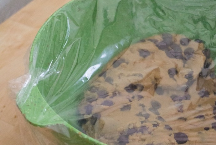 1. Этап. Печенье с шоколадом и морской солью: 5. Добавьте шоколадные чипсы и хорошенько перемешайте. Накройте миску с тестом пленкой и отправьте в холодильник на 12-24 часов.