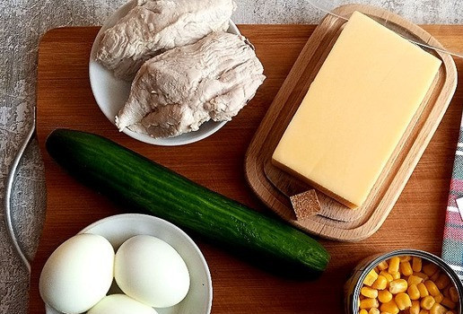 1. Этап. Салат Снежок: Готовим продукты для салата. Яйца нужно сварить вкрутую. Это можно сделать во время варки бульона. Салат удобней формировать силиконовой лопаткой.