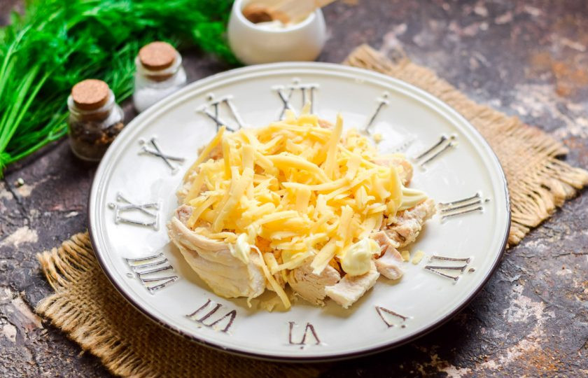 1. Этап. Салат с киви: Лук нарежьте мелко и посыпьте курицу. Сыр натрите на средней терке и посыпьте салат. Смажьте майонезом.