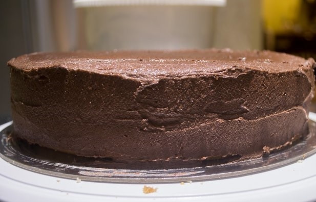 1. Этап. Очень простой и вкусный торт: 6. Сверху выложите второй корж. Кремом покройте верх и борта торта.