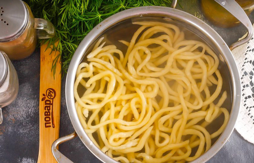 1. Этап. Пичи: Вскипятите воду и отварите в ней приготовленную пасту, выкладывая ее в жидкость по одной. Время варки — 8-10 минут.