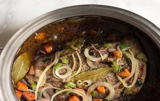 1. Этап. Мясо в красном вине: Обжаривайте мясо на умеренном огне, переворачивая время от времени, пока овощи не станут слегка сухими. Медленно влейте красное вино так, чтобы процесс кипения не прерывался.