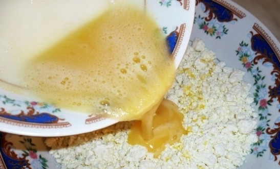 1. Этап. Запеканка в мультиварке Филипс: Растопите сливочное масло, влейте его к творогу. Следом взбейте яйцо с сахаром.