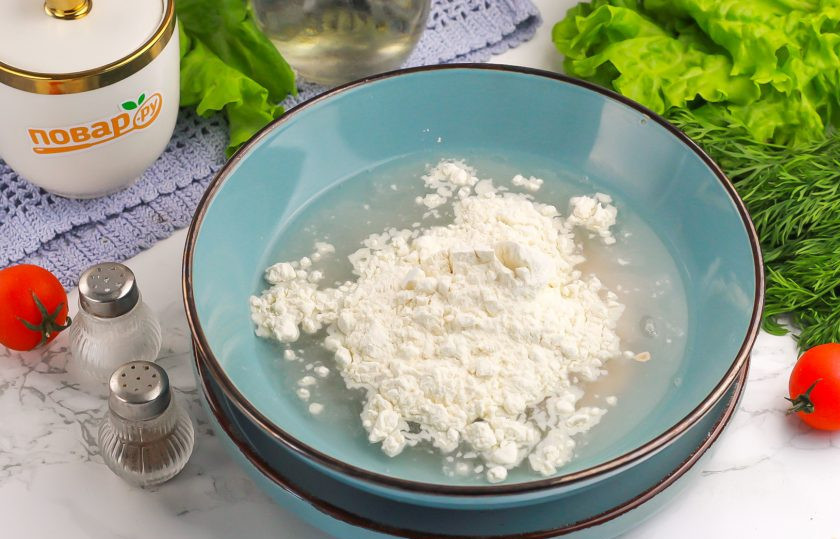 1. Этап. Кисло-сладкий хлеб: Всыпьте треть пшеничной муки высшего сорта для приготовления опары.