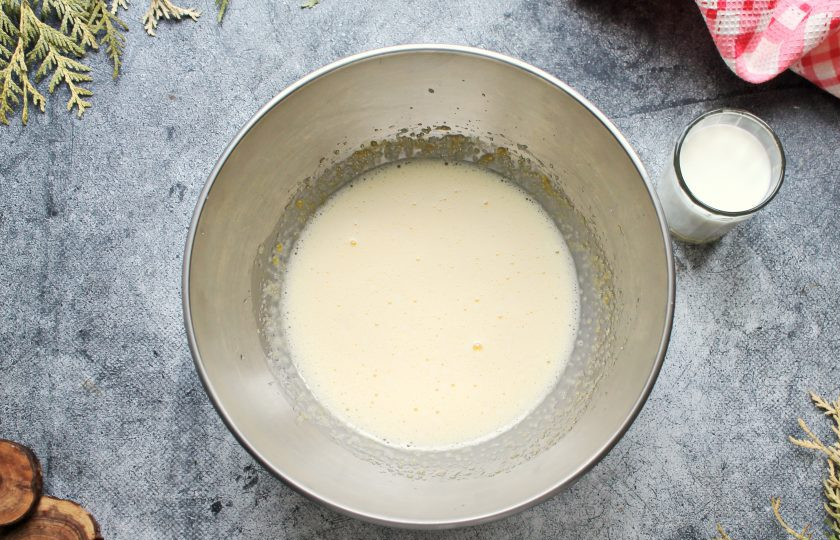 1. Этап. Капкейки с печеньем Орео: Влейте в яичную массу растительное масло и взбейте на медленной скорости до однородности.