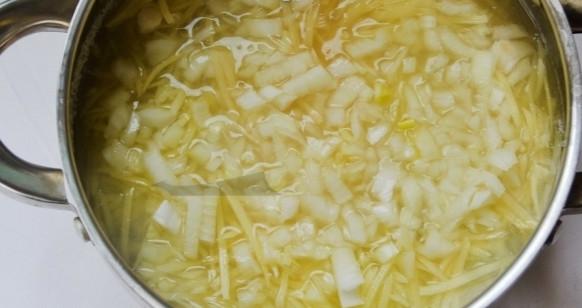 1. Этап. Латвийский молочный суп с рыбой: Сразу же добавляем измельченный лук ,варим еще 10 минут.