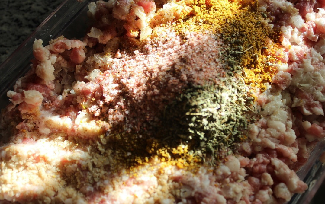 1. Stage. Meat casserole: Knead the stuffing thoroughly with water, salt, seasonings, pressed garlic, and fried onions.