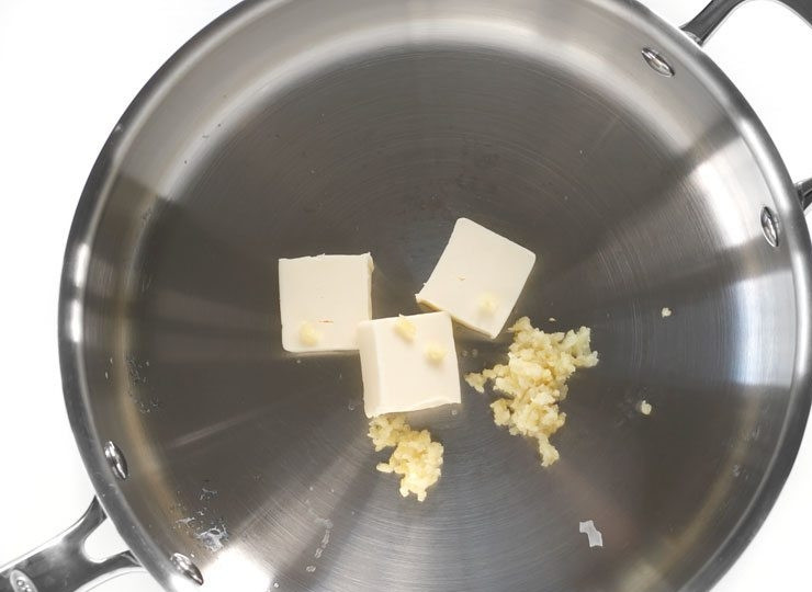 1. Этап. Фетучини со сливочно-грибным соусом: 2. В сотейник выложите сливочное масло и чеснок, посолите и варите 2 минуты на слабом огне.