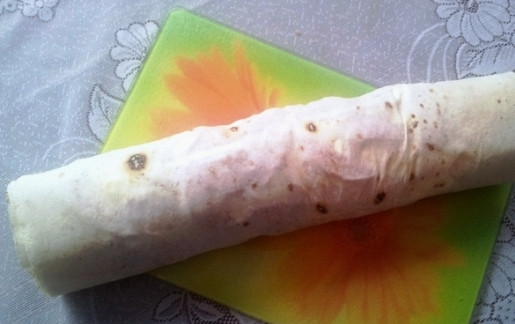 1. Этап. Рулет из лаваша с сыром, ветчиной и морковкой: Аккуратно сворачиваем лаваш в плотный рулет.