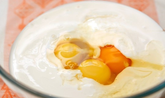 1. Этап. Тонкие блинчики на кефире: 1. Рецепт приготовления тонких блинчиков на кефире весьма прост и под силу даже начинающему кулинару. Для начала необходимо соединить кефир с сахаром, и тщательно перемешать, чтобы сахар растворился. Затем всыпать щепотку соли и вбить яйца. Аккуратно размешать до однородной консистенции. При желании можно взбить для начала яйца с сахаром, а затем добавить кефир.