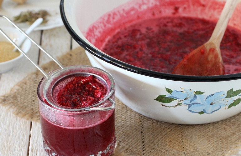 1. Этап. Джем из малины: Ставим малину на медленный огонь. Варим, помешивая, со временем образуется сироп. Аккуратно переливаем сироп через ситечко в стакан.