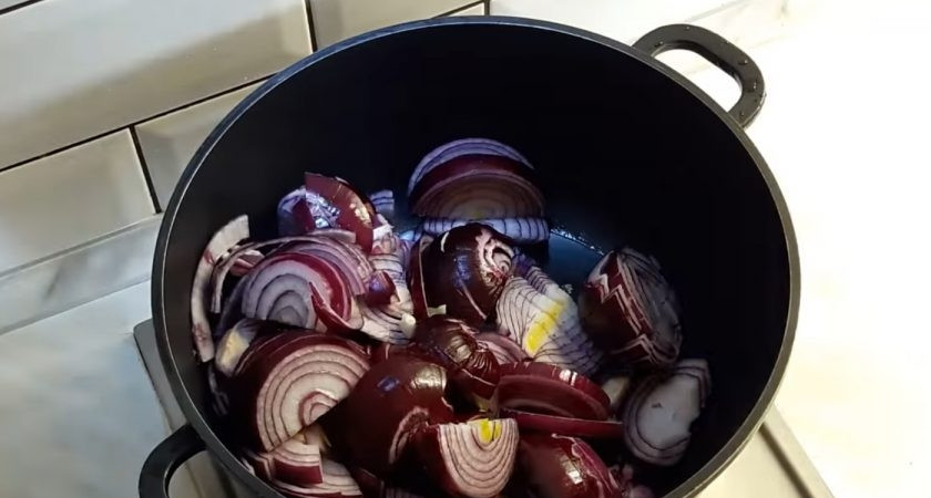 1. Этап. Луковый мармелад: 1. Нарежьте толстыми полукольцами лук, затем обжарьте его на небольшом количестве растительного масла на среднем огне. Хорошо перемешивайте лук, пока он не станет слегка мягким и прозрачным (20 минут).