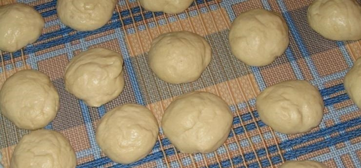 1. Этап. Домашние пирожки: 4. Разделите тесто на небольшие кусочки, сформируйте шарики.