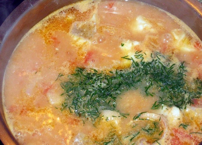 1. Этап. Суп из морского окуня: Затем в суп добавляем мелко нарубленный укроп и варим 10 минут на среднем огне (может слегка кипеть). После чего суп выключаем. Готово :)