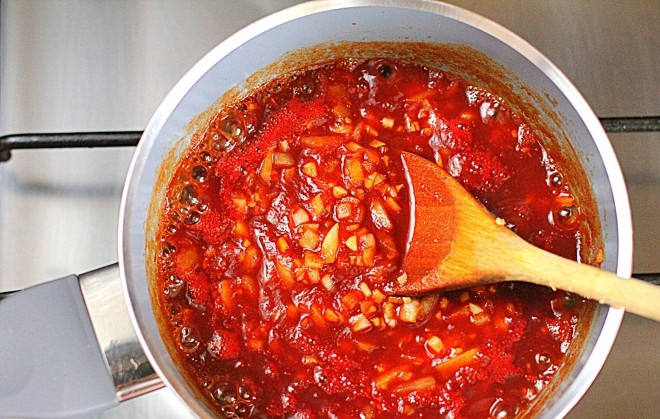 1. Этап. Запеченные свиные ребрышки: 4. Готовим соус для мяса: смешиваем лук, чеснок и имбирь. Добавляем мед, соевый соус и томатную пасту. Хорошенько все перемешиваем. Ставим на плиту и доводим соус до кипения. Варим до тех пор, пока лук не станет мягким.