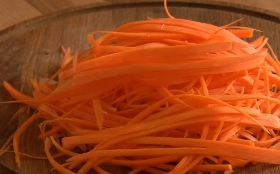 1. Этап. Острый овощной салат из дайкона: 2. Также поступите и с морковкой.